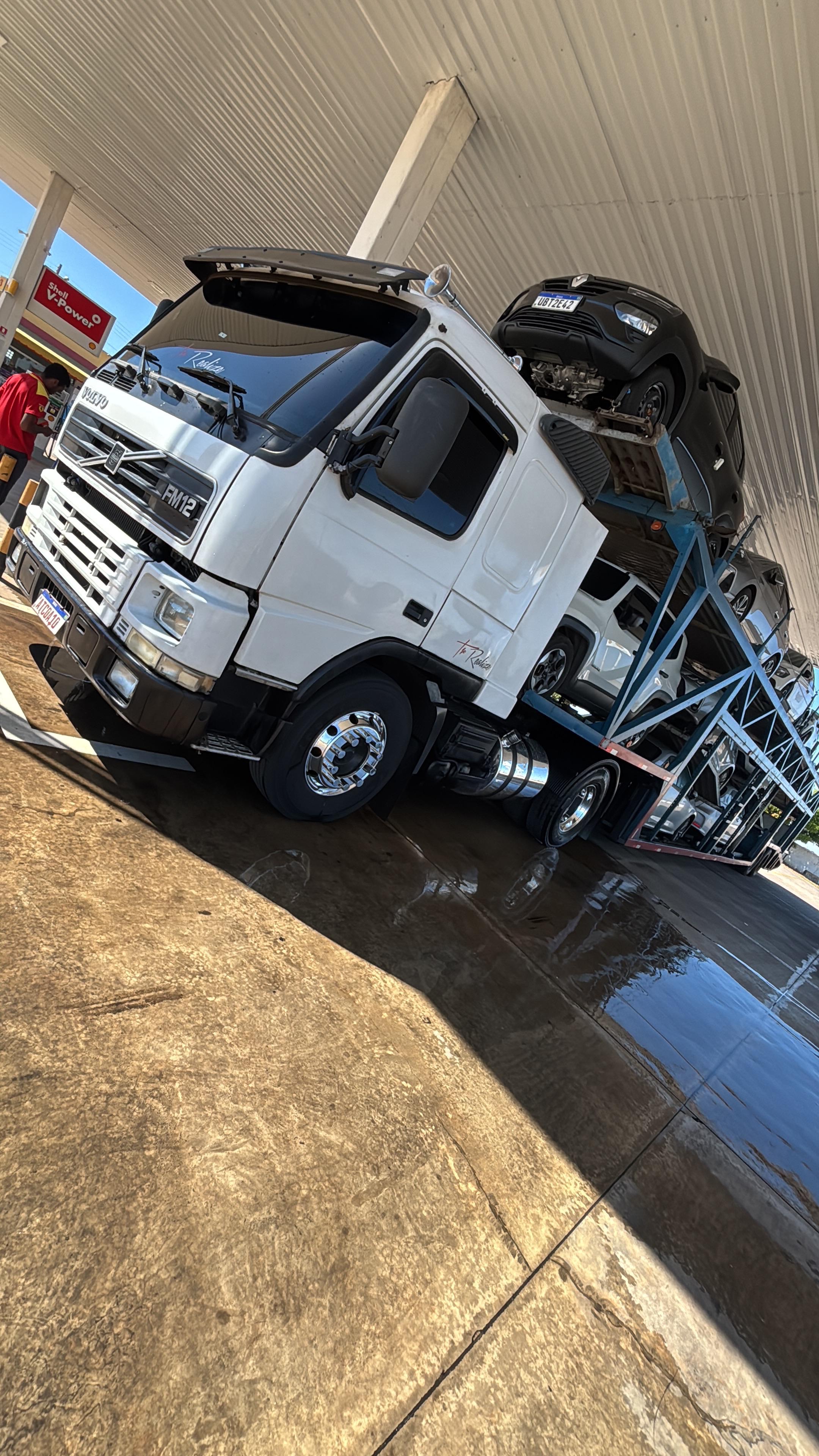 Caminhão Volvo FM12 com cegonha carregada de veículos